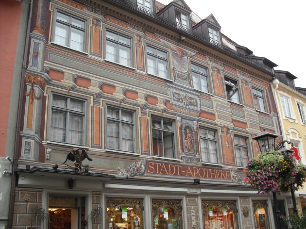 La caratteristica e bella facciata della farmacia cittadina di Fussen in Reichen Strasse